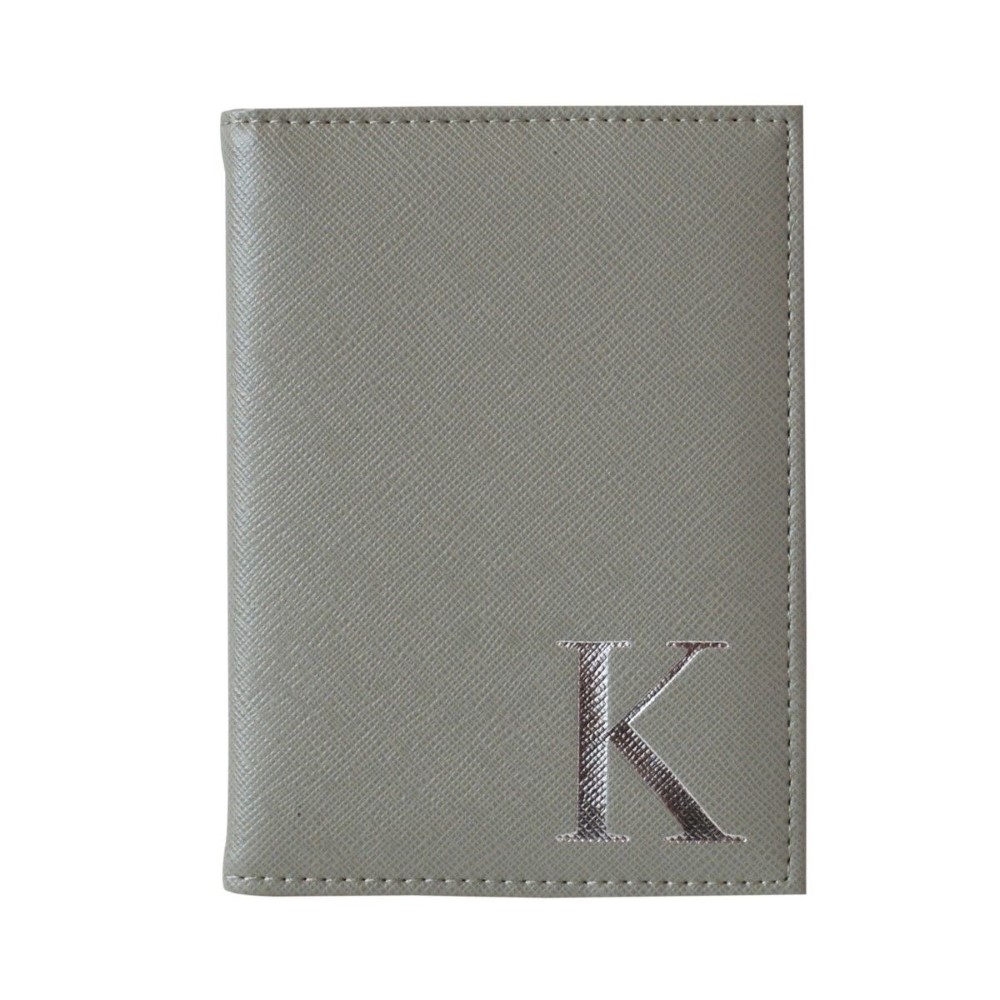 حافظة جواز سفر أحادية الحرف باللون الرمادي- حرف K فضي