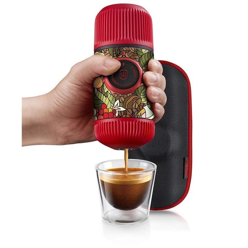 ماكينة إعداد القهوة نانوبريسو من واكاكوبتصميم الغابة واللون الأحمر