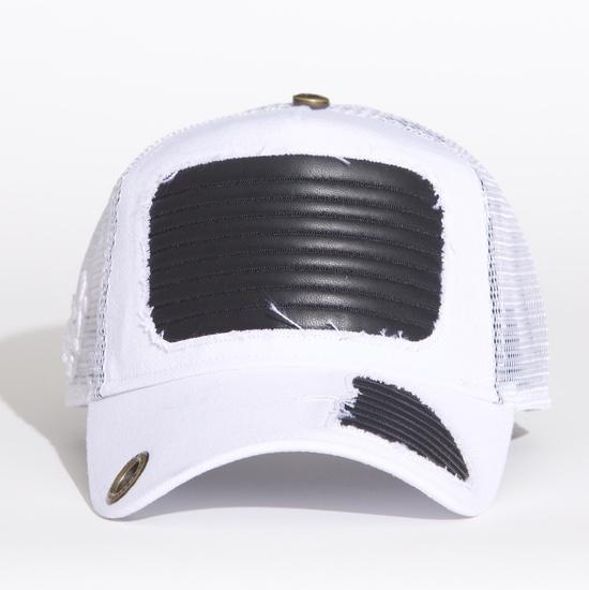قبعة تورن تراكر مصنوعة من الجلد من ريد مانكي متوفرة باللونين الأبيض والأسود