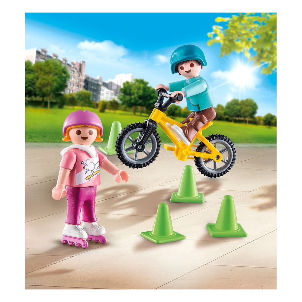 بلاي موبيل أطفال يرتدون الزلاجات والدراجات