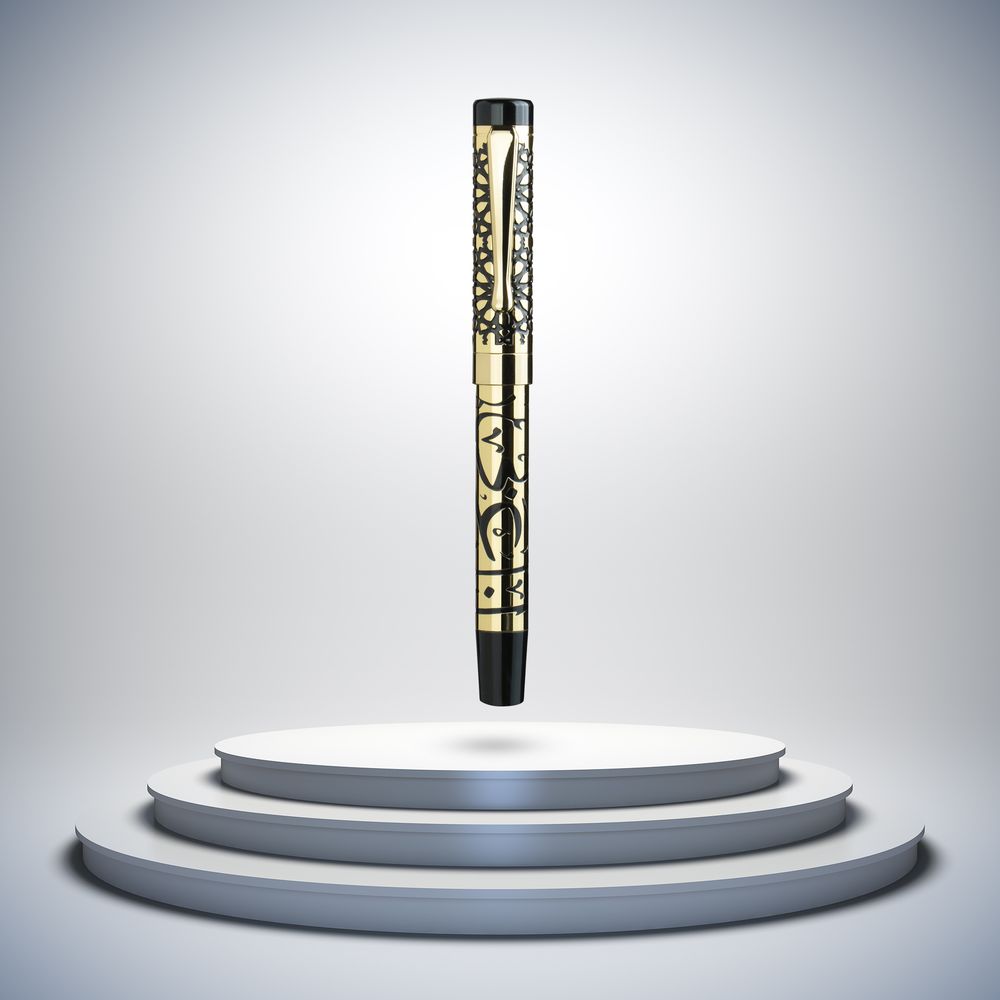 قلم أنا عربي المنقوش بخط الثلث على جسم القلم والزخرفة الهندسية الإسلامية على غطاء القلم