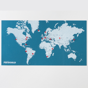 خريطة جدارية للعالم باللون الأزرق الفاتح يتم تعليقها بدبابيس